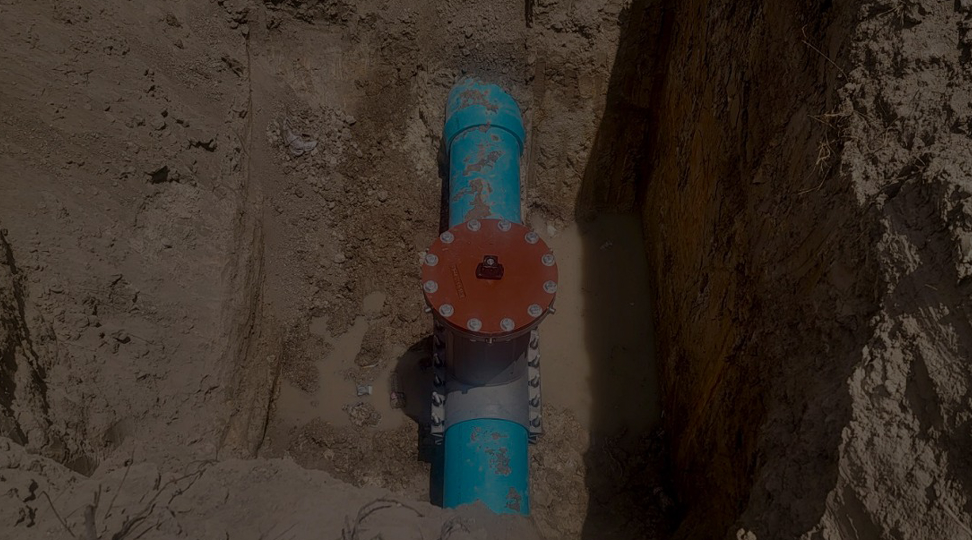Inserted valve bolted onto a water main inside an open trench
